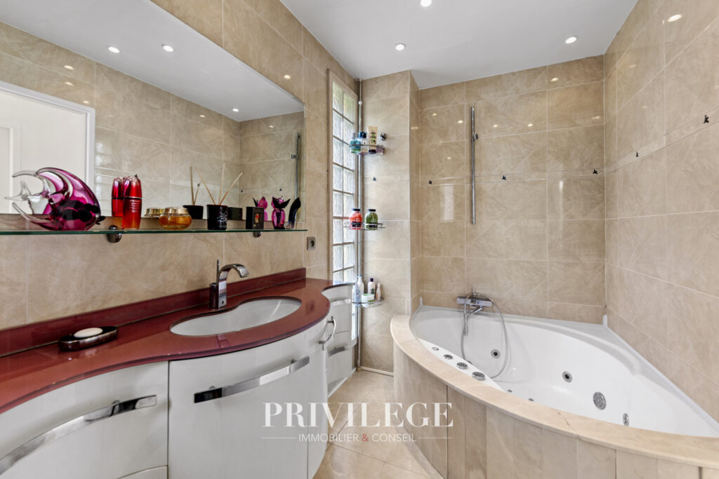 Véritable havre de paix pour cette villa de charme. – 5 pièces – 4 chambres – 200 m²