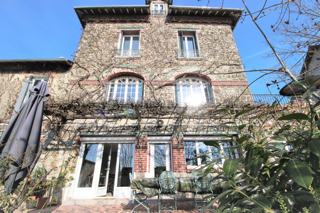 Magnifique Meulière pleine de charme vue Paris – 7 pièces – 5 chambres – 200 m²