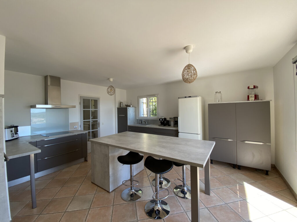 Maison Cuers 5 pièces 130 m2 – 5 pièces – 4 chambres – 130 m²