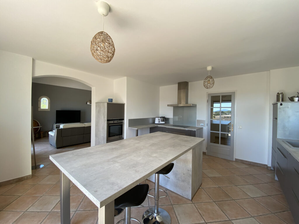 Maison Cuers 5 pièces 130 m2 – 5 pièces – 4 chambres – 130 m²