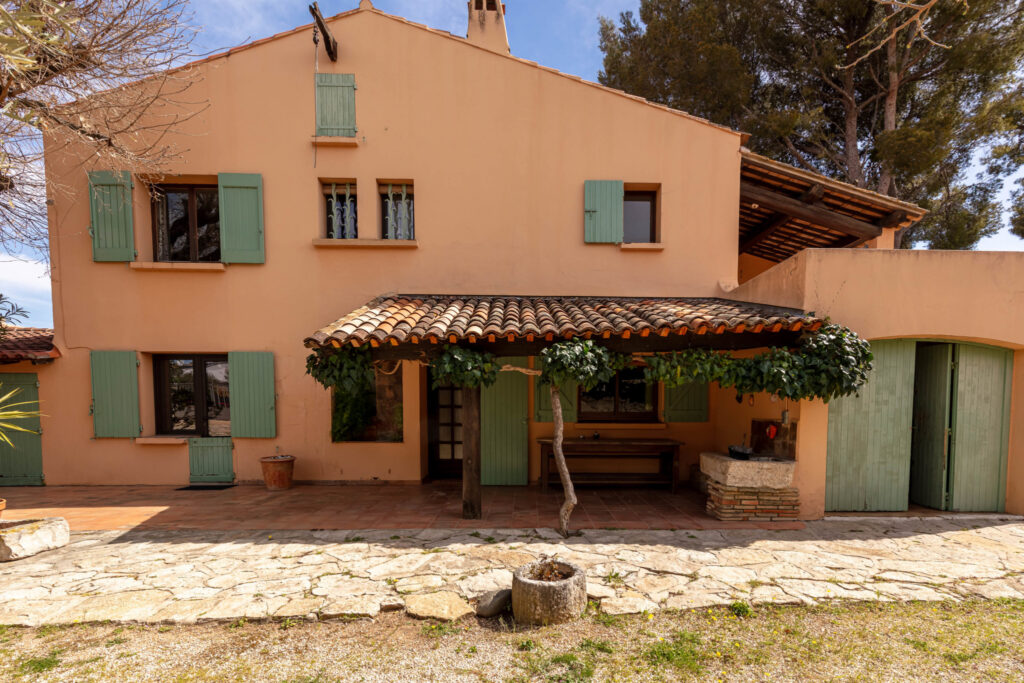 VILLA PROVENCAL 5 CHAMBRES LE BEAUSSET – 8 pièces – 5 chambres – 140 m²