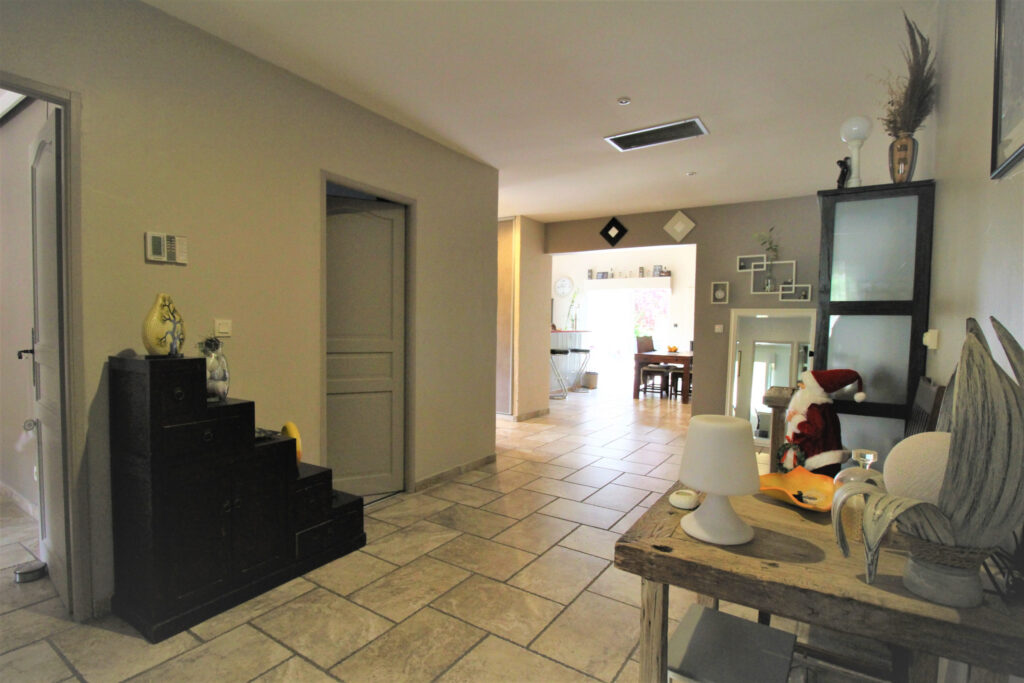 Villa de plain pied sur terrain de 1500 m2 – 6 pièces – 3 chambres – 137 m²