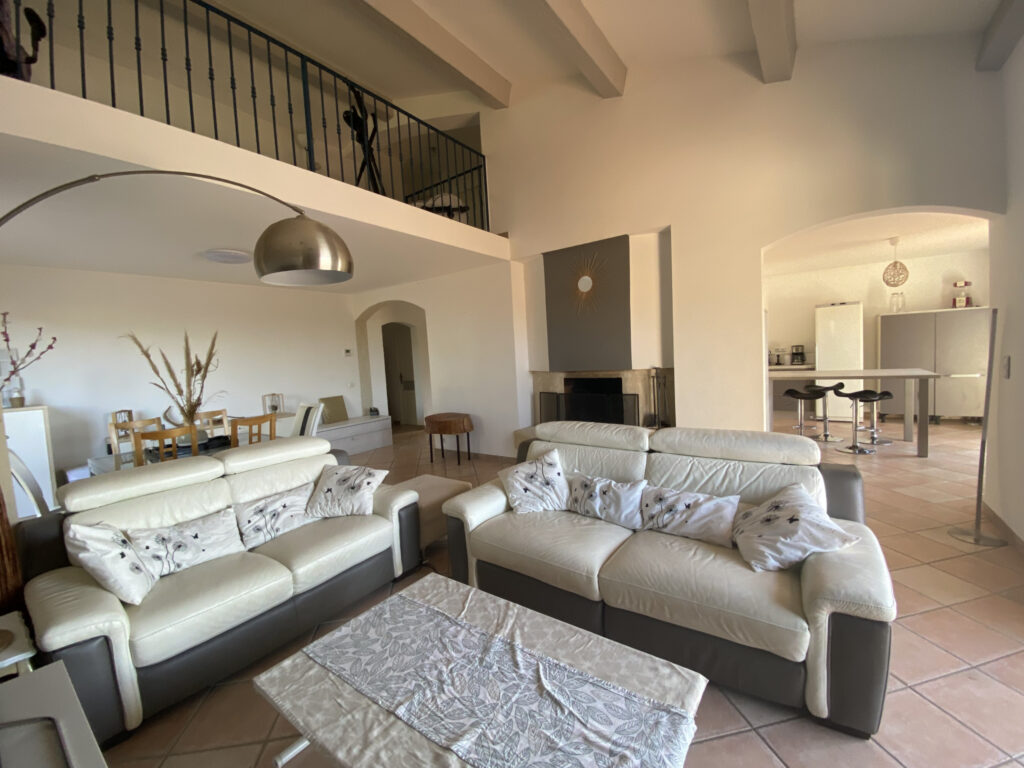 Maison Cuers 5 pièces 130 m2 – 5 pièces – 4 chambres – 130 m²