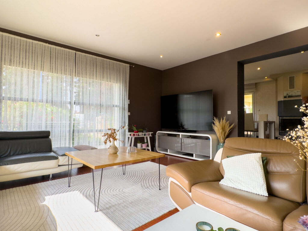 Maison de 147m2 habitables avec piscine et pool-house sur 12 – 7 pièces – 4 chambres – 187 m²