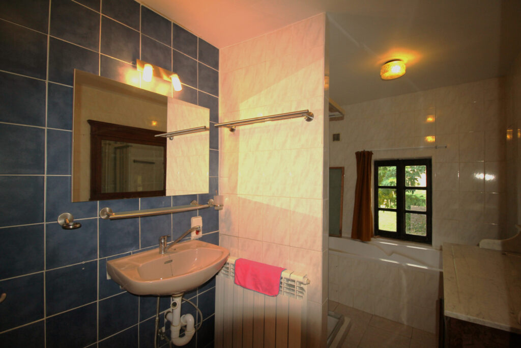 Ancienne ferme sur terrain d’1 hectare – 7 pièces – 4 chambres – 129 m²