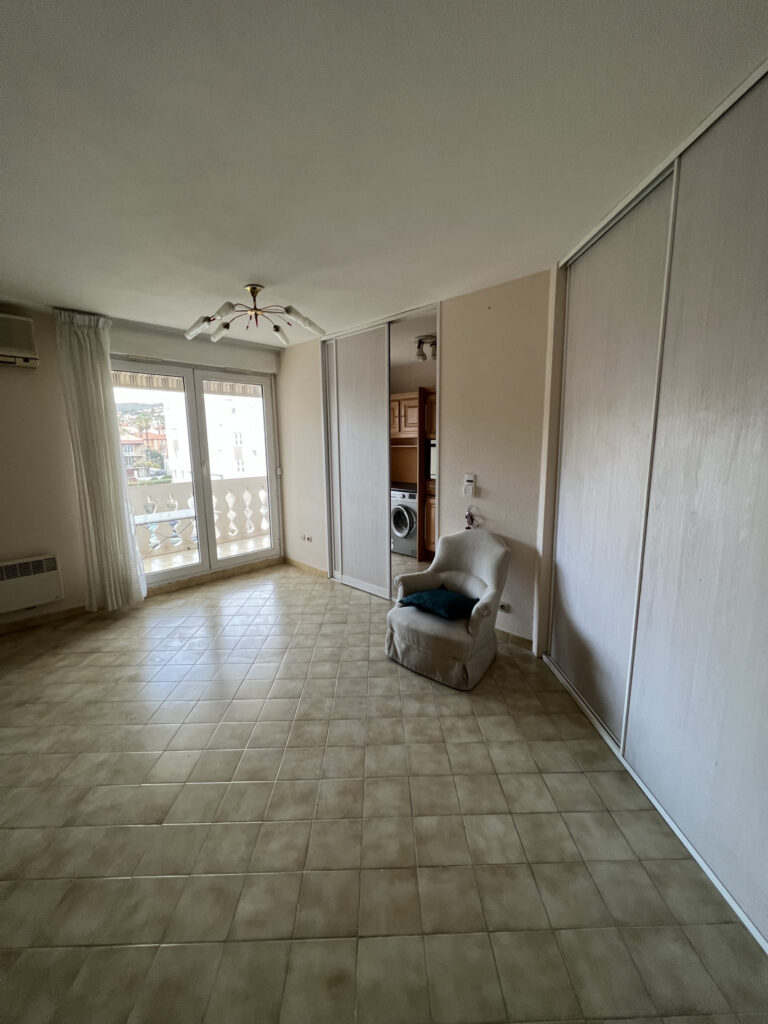 Studio 38m2 + terrasse en résidence de services  – 1 pièce – NR chambres – 37.85 m²