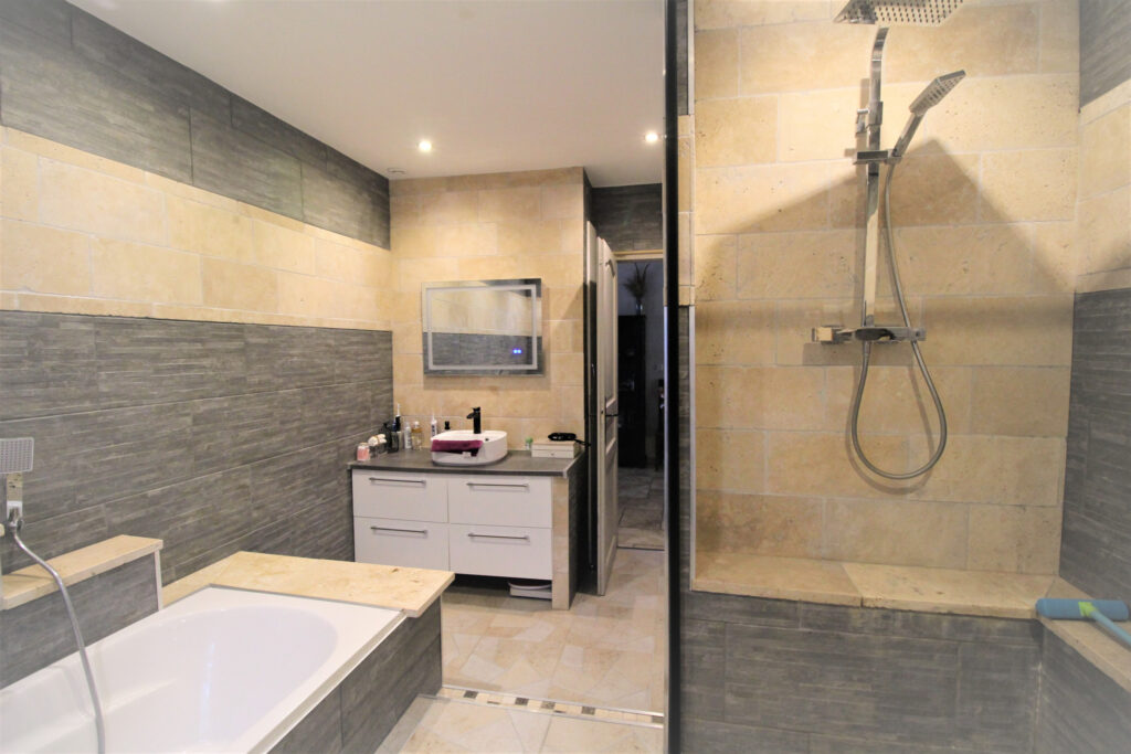 Villa de plain pied sur terrain de 1500 m2 – 6 pièces – 3 chambres – 137 m²