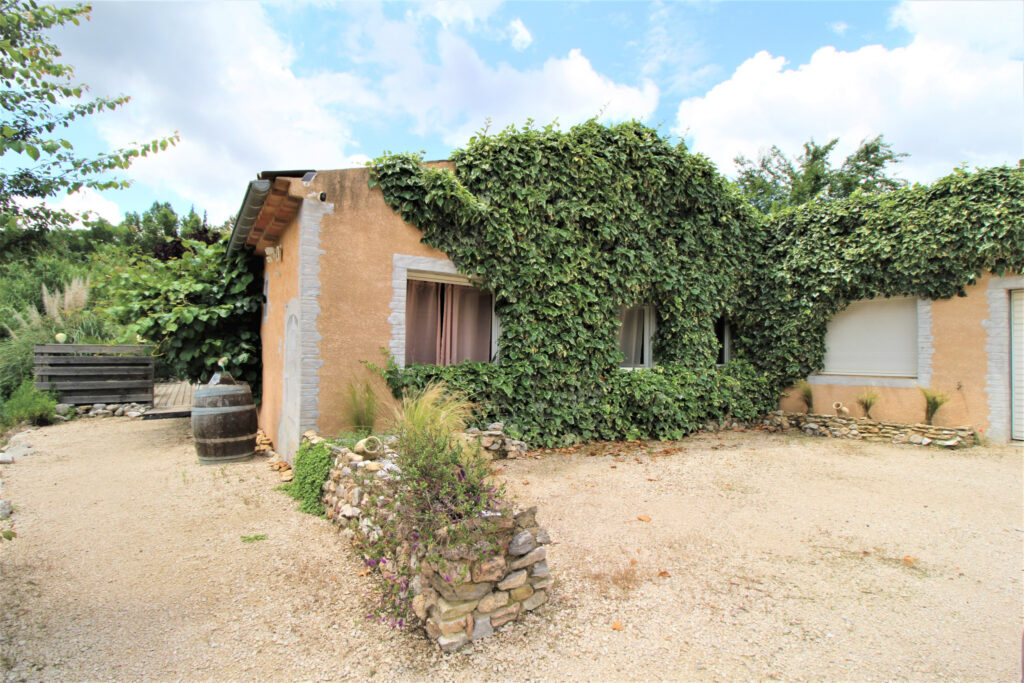 Villa de plain pied sur terrain de 1500 m2 – 6 pièces – 3 chambres – 137 m²