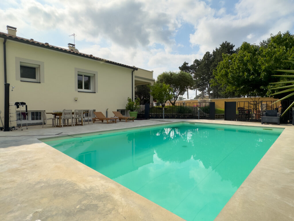 Maison de 147m2 habitables avec piscine et pool-house sur 12 – 7 pièces – 4 chambres – 187 m²