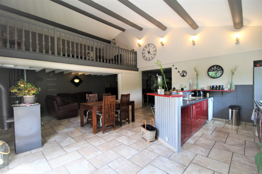 Villa de plain pied sur terrain de 1500 m2 – 6 pièces – 3 chambres – 137 m²