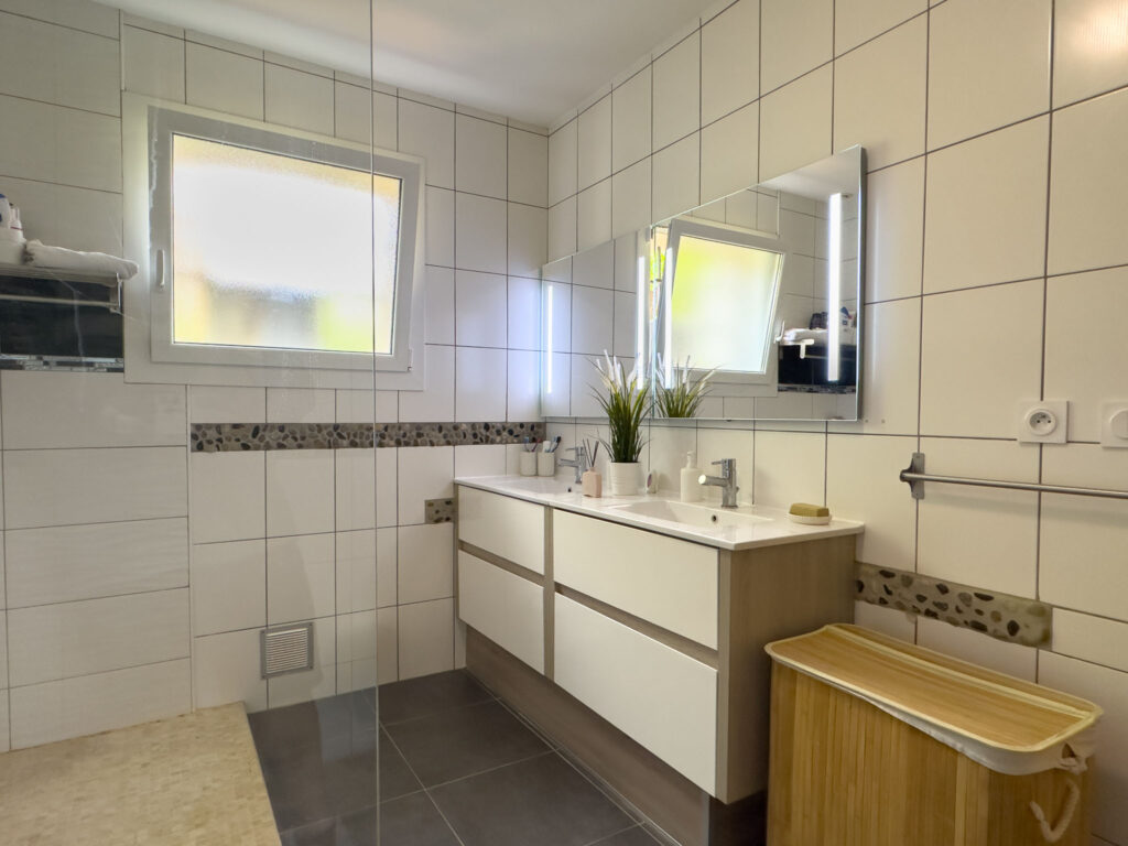 Maison de 147m2 habitables avec piscine et pool-house sur 12 – 7 pièces – 4 chambres – 187 m²