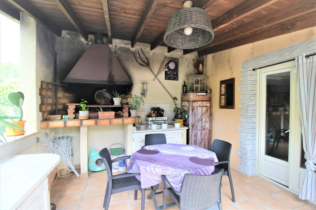 Villa de plain pied sur terrain de 1500 m2 – 6 pièces – 3 chambres – 137 m²