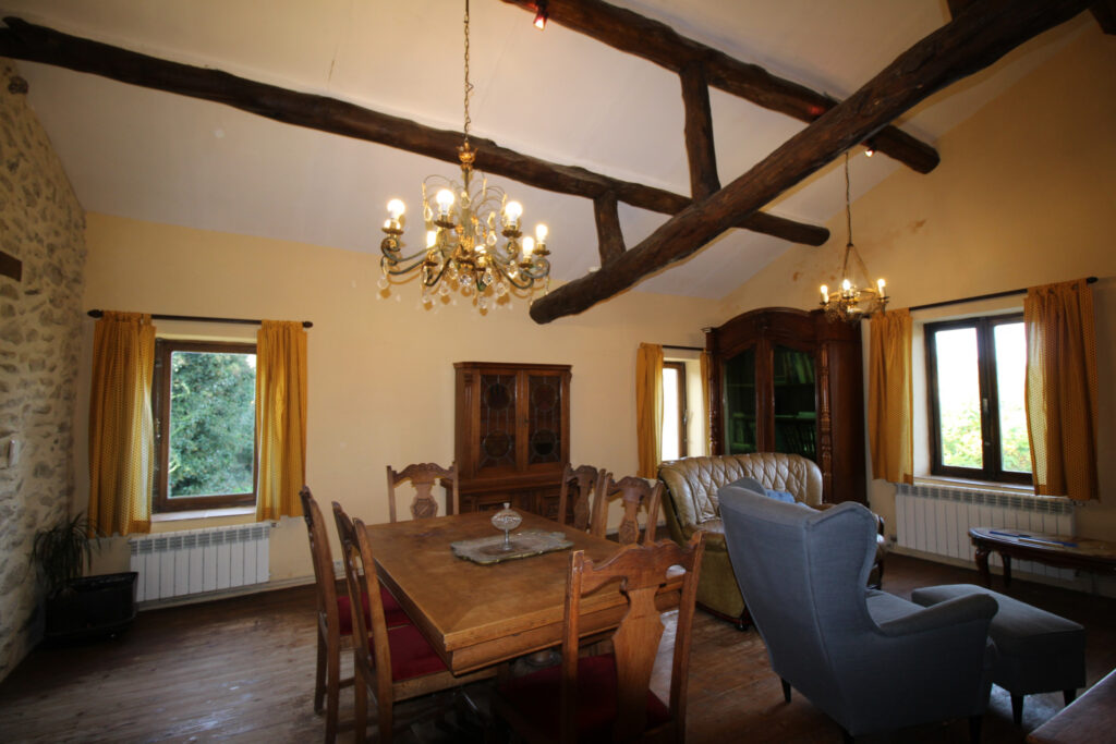 Ancienne ferme sur terrain d’1 hectare – 7 pièces – 4 chambres – 129 m²