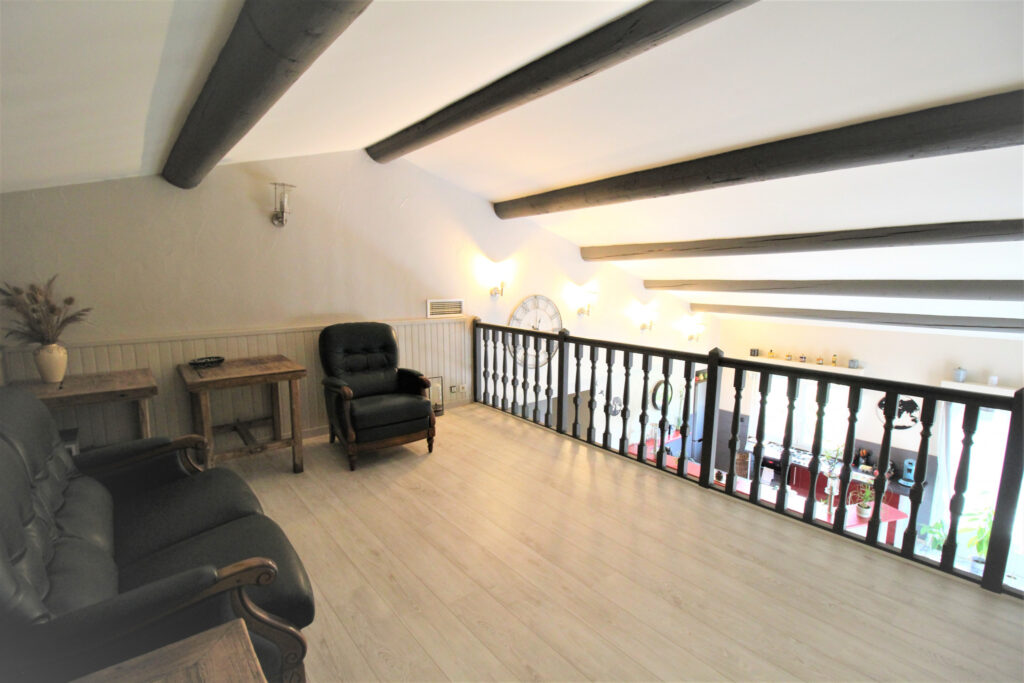 Villa de plain pied sur terrain de 1500 m2 – 6 pièces – 3 chambres – 137 m²