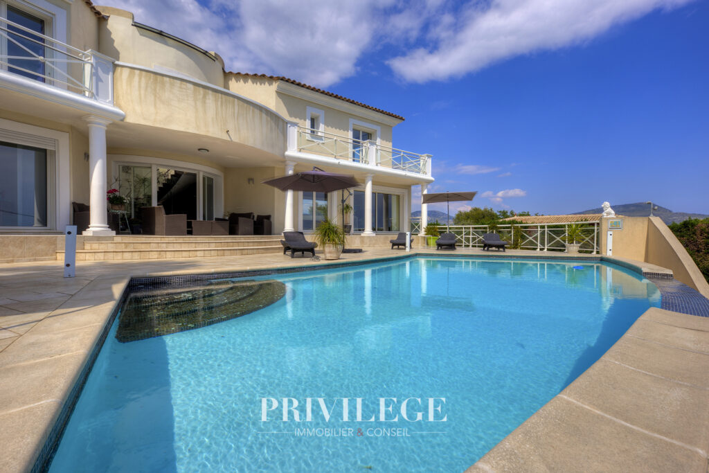 Véritable havre de paix pour cette villa de charme. – 5 pièces – 4 chambres – 200 m²