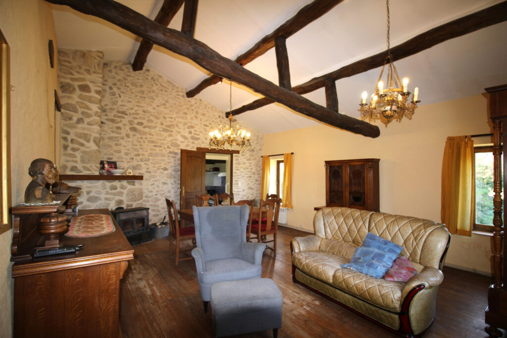 Ancienne ferme sur terrain d’1 hectare – 7 pièces – 4 chambres – 129 m²