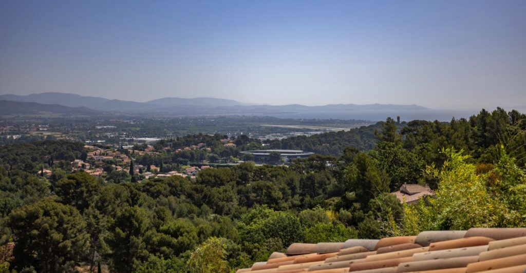 Villa Jade : Soleil levant sur les îles d’or – 3 chambres – 6 voyageurs – 150 m²