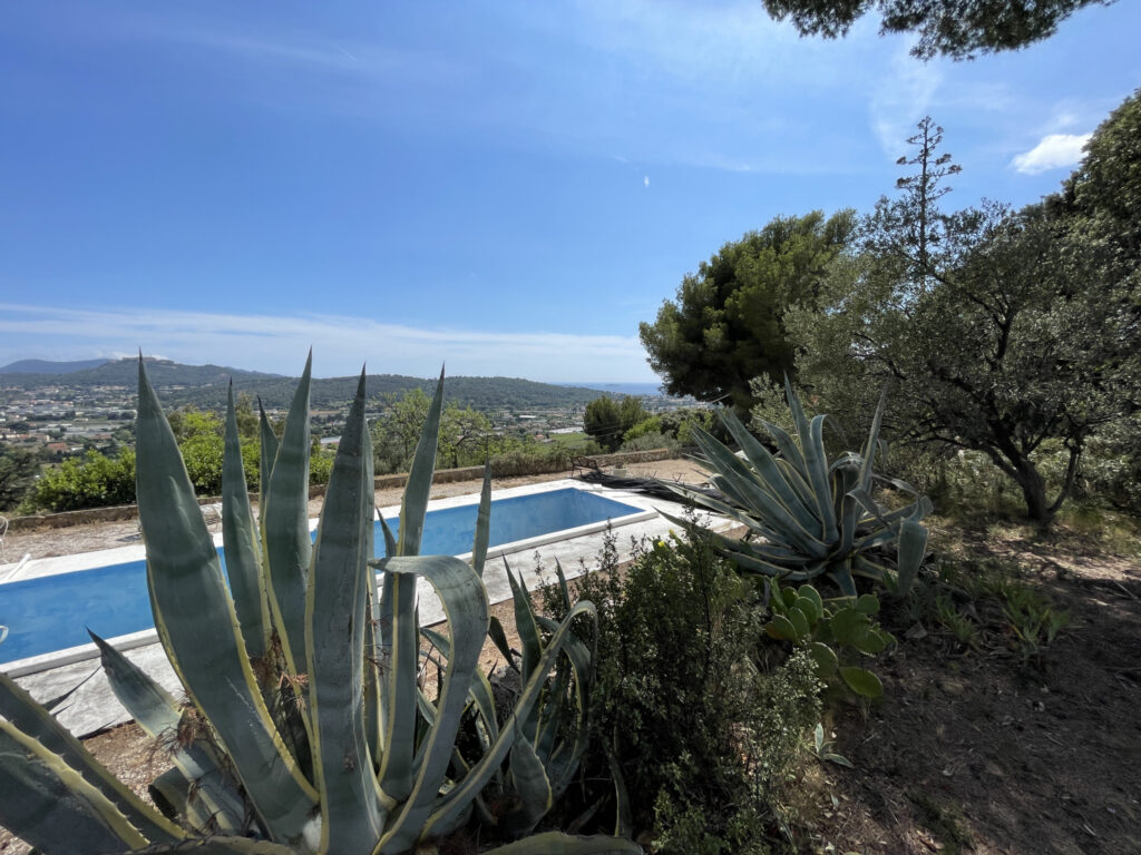 Vente – Terrain constructible – OLLIOULES (83) – 1076 m2 – V – 1076 m²