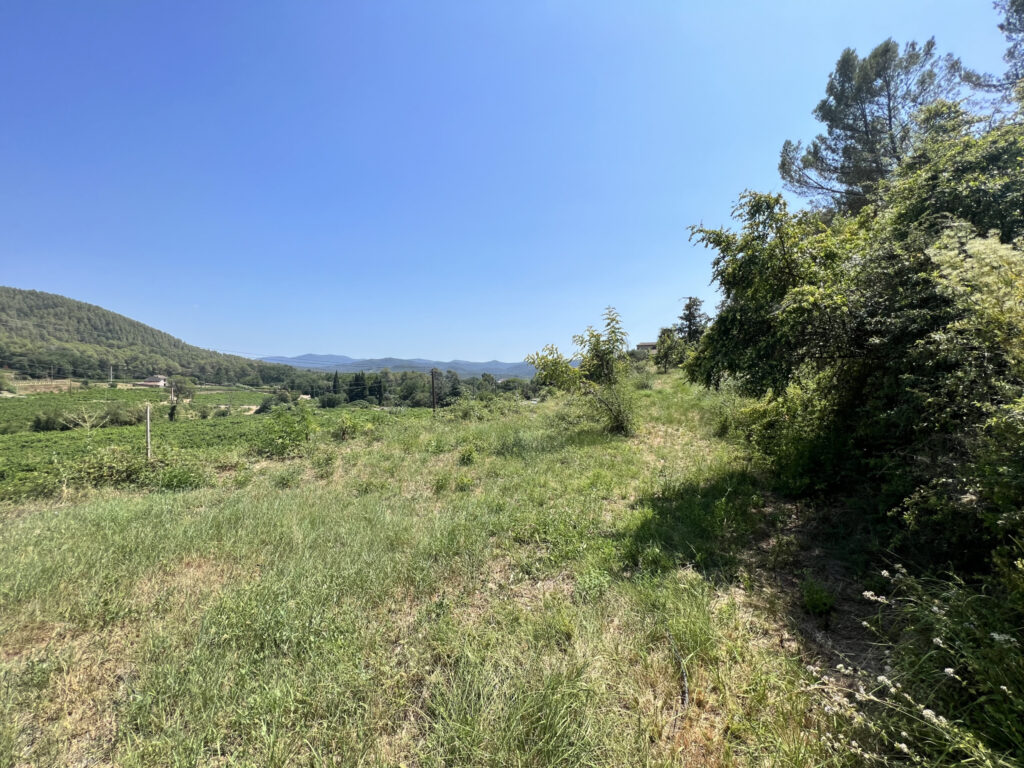 Vend Terrain constructible – 900 m²