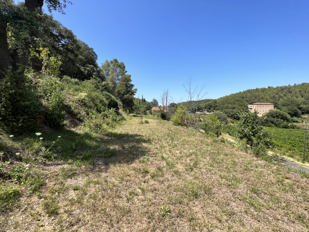 Vend Terrain constructible – 900 m²