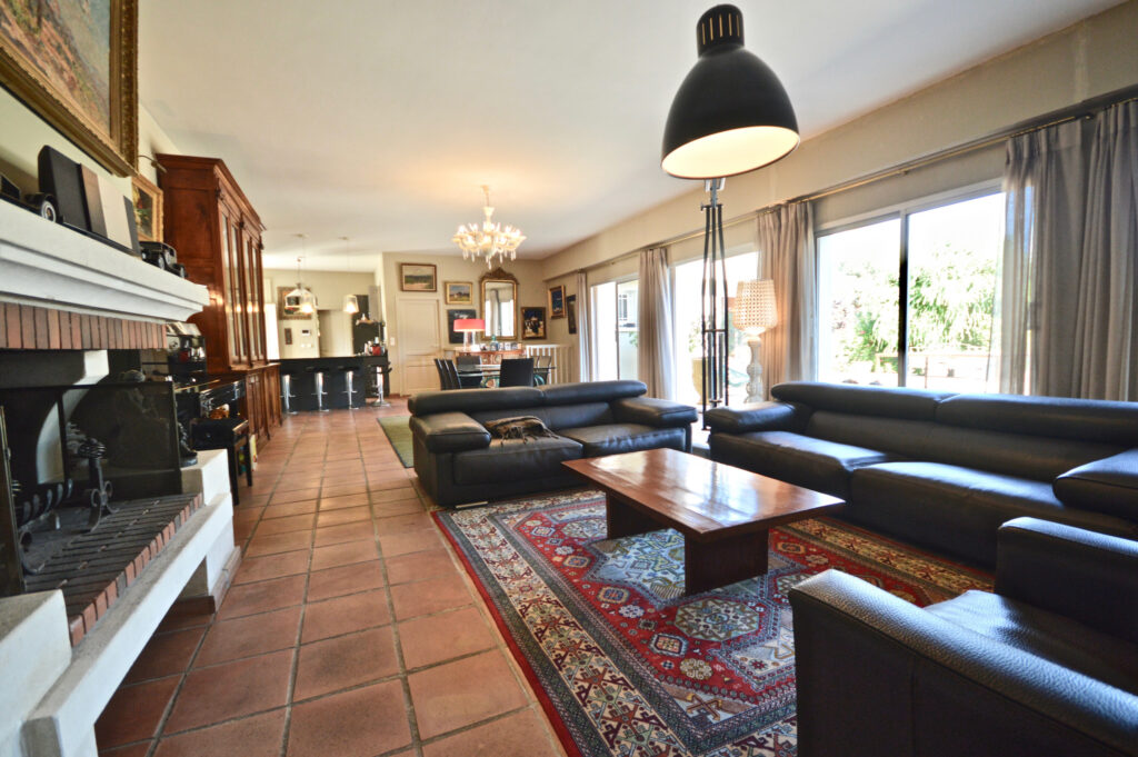 PROPRIÉTÉ DE 350 M2 SUR PARCELLE DE 2 HA – 5 MIN DU CENTRE V – 10 pièces – 7 chambres – 350 m²