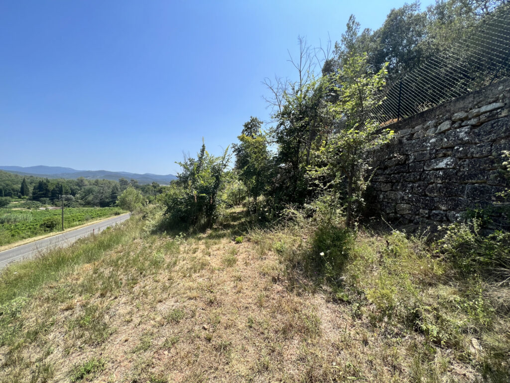 Vend Terrain constructible – 900 m²