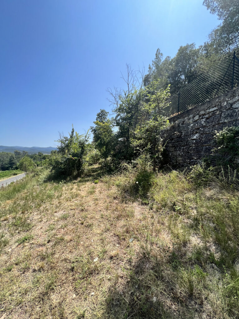 Vend Terrain constructible – 900 m²