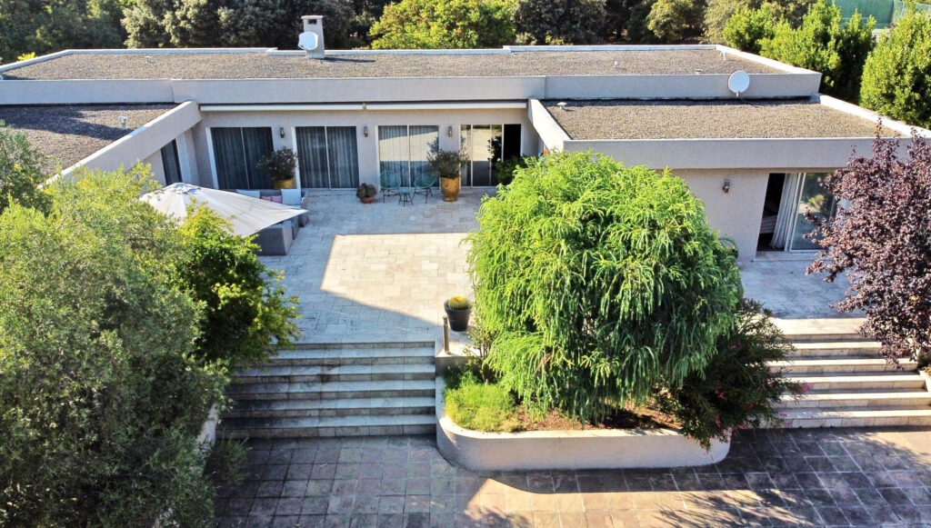 PROPRIÉTÉ DE 350 M2 SUR PARCELLE DE 2 HA – 5 MIN DU CENTRE V – 10 pièces – 7 chambres – 350 m²