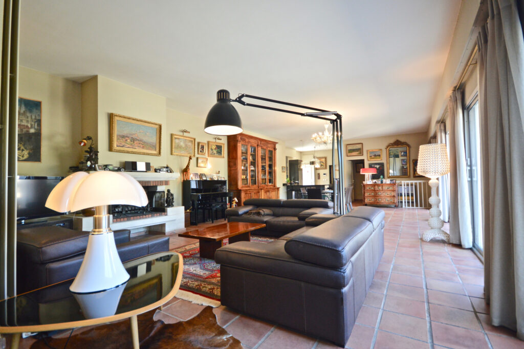 PROPRIÉTÉ DE 350 M2 SUR PARCELLE DE 2 HA – 5 MIN DU CENTRE V – 10 pièces – 7 chambres – 350 m²