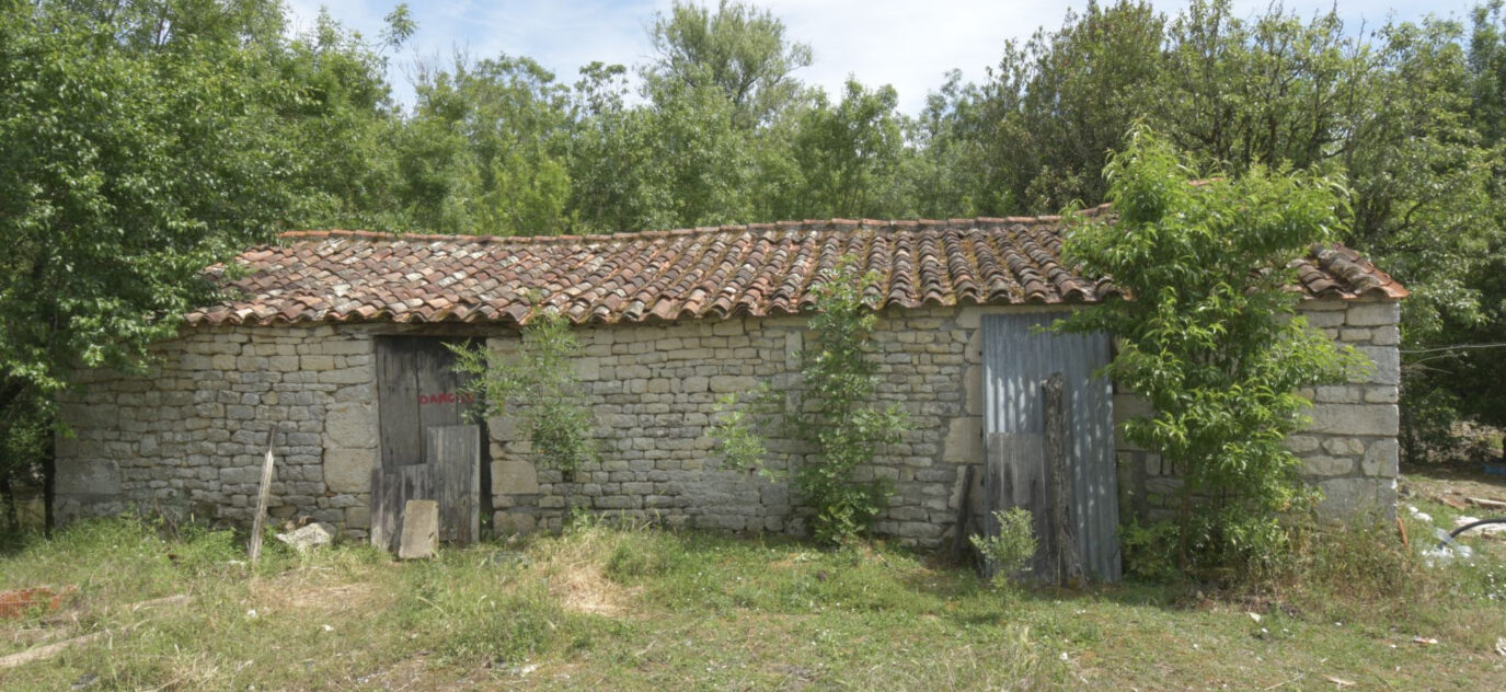 Nalliers ( Vendée Sud) et ses environs – Fermette d’antan (1 – 4 pièces – 1 chambre – 77 m²