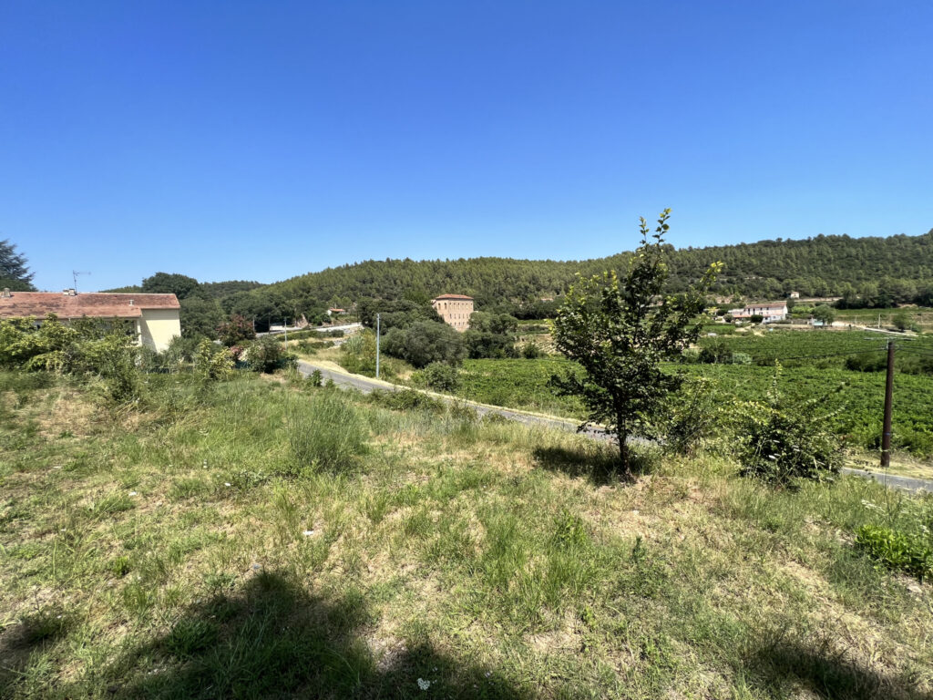 Vend Terrain constructible – 900 m²