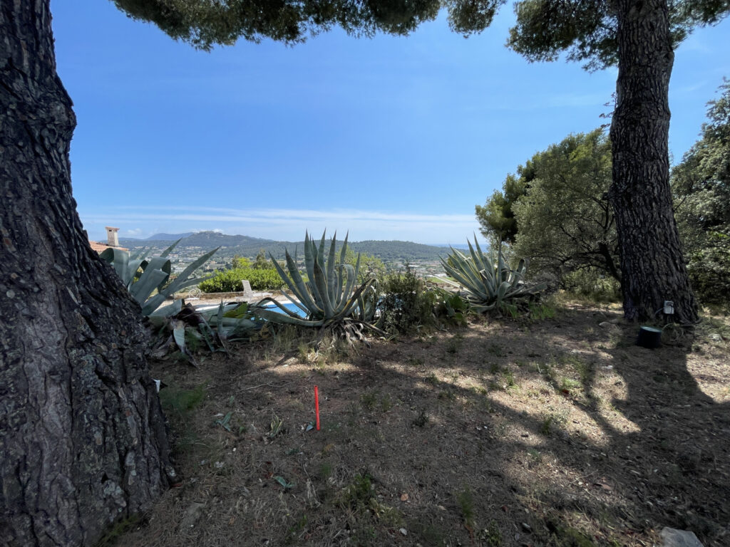 Vente – Terrain constructible – OLLIOULES (83) – 1076 m2 – V – 1076 m²