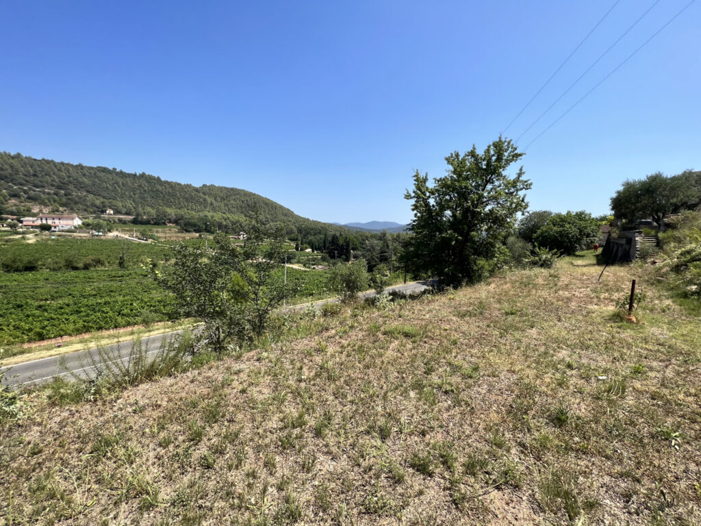 Vend Terrain constructible – 900 m²