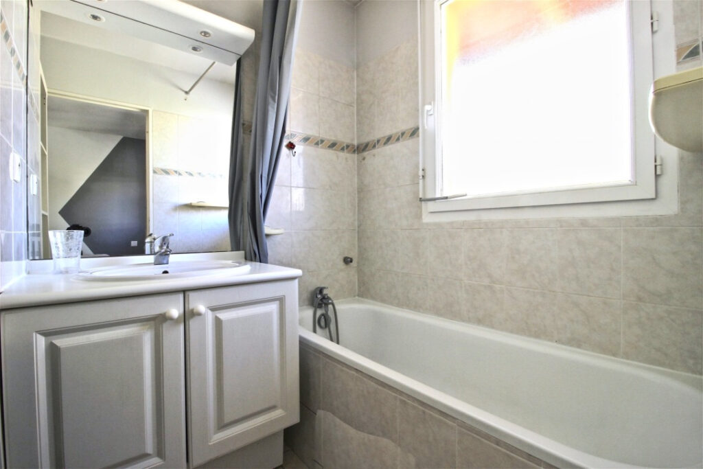 APPARTEMENT T2 DE 50 M2 AU 3EME ET DERNIER ETAGE, AVEC TERRA – 2 pièces – 1 chambre – 50 m²