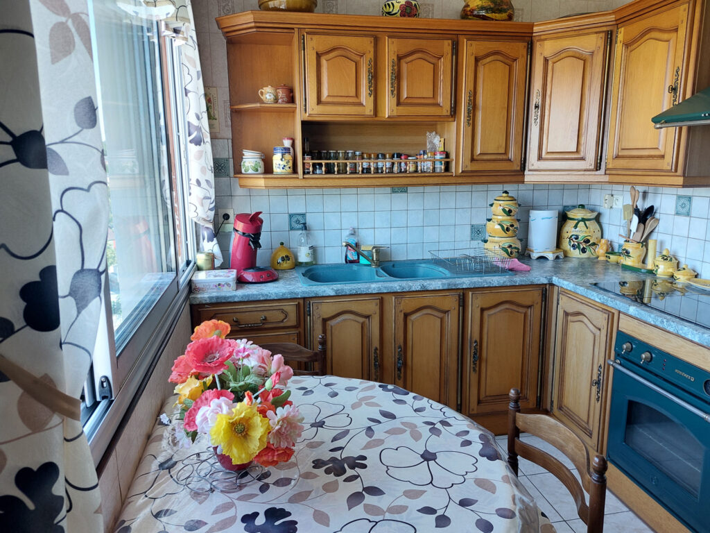 Appartement de 70 m2 au 9ème étage d’une belle résidence à V – 3 pièces – 2 chambres – 70 m²