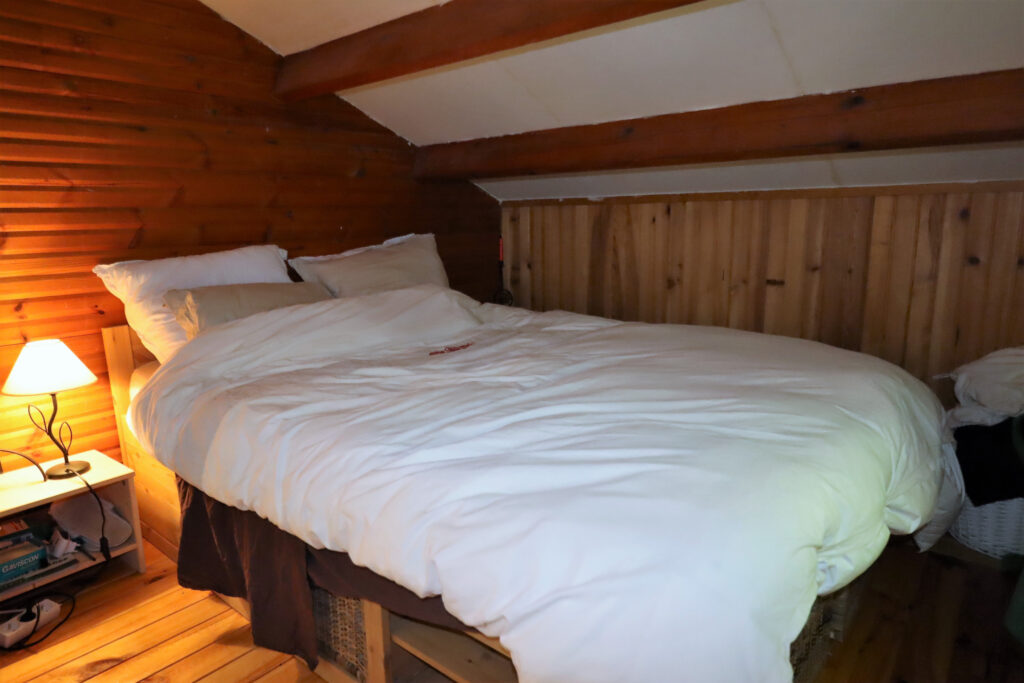 Chalet en bois au milieu des arbres – 5 pièces – 4 chambres – 75 m²