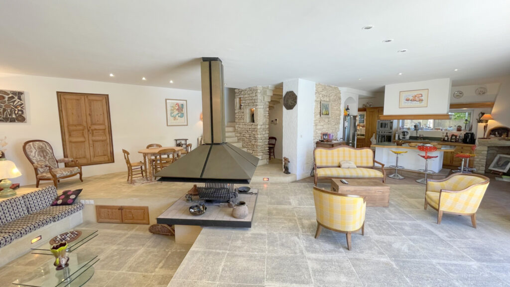 DREAM’ – PROPRIETE DE 1700 DE 305M2 HABITABLES AVEC PISCINE  – 8 pièces – 5 chambres – 304 m²