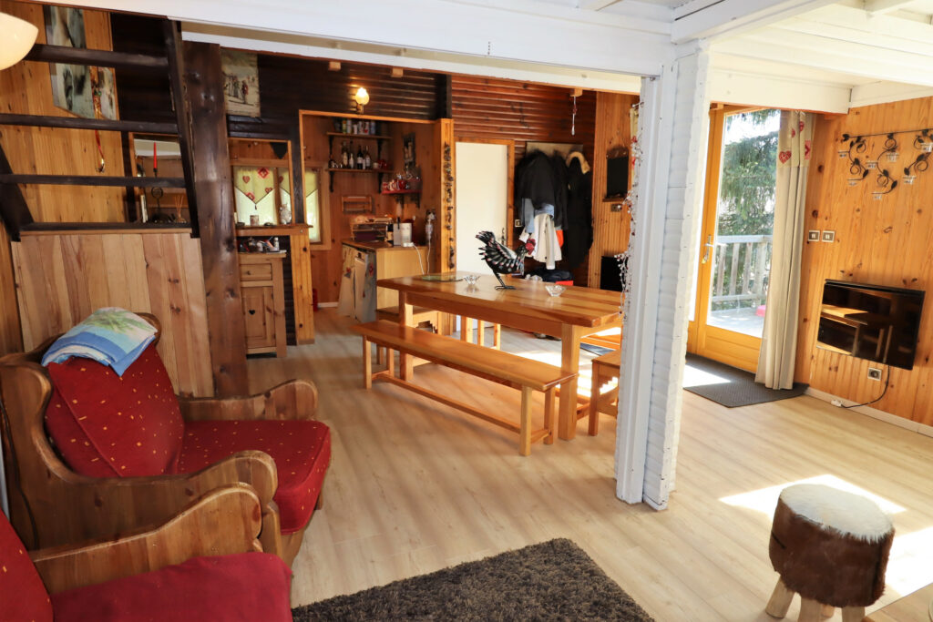 Chalet en bois au milieu des arbres – 5 pièces – 4 chambres – 75 m²