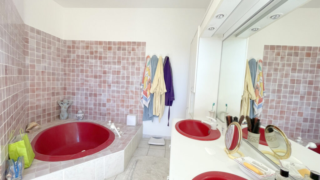 DREAM’ – PROPRIETE DE 1700 DE 305M2 HABITABLES AVEC PISCINE  – 8 pièces – 5 chambres – 304 m²