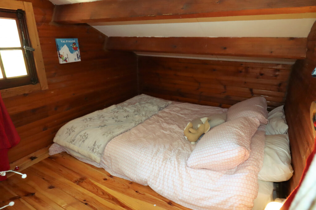 Chalet en bois au milieu des arbres – 5 pièces – 4 chambres – 75 m²