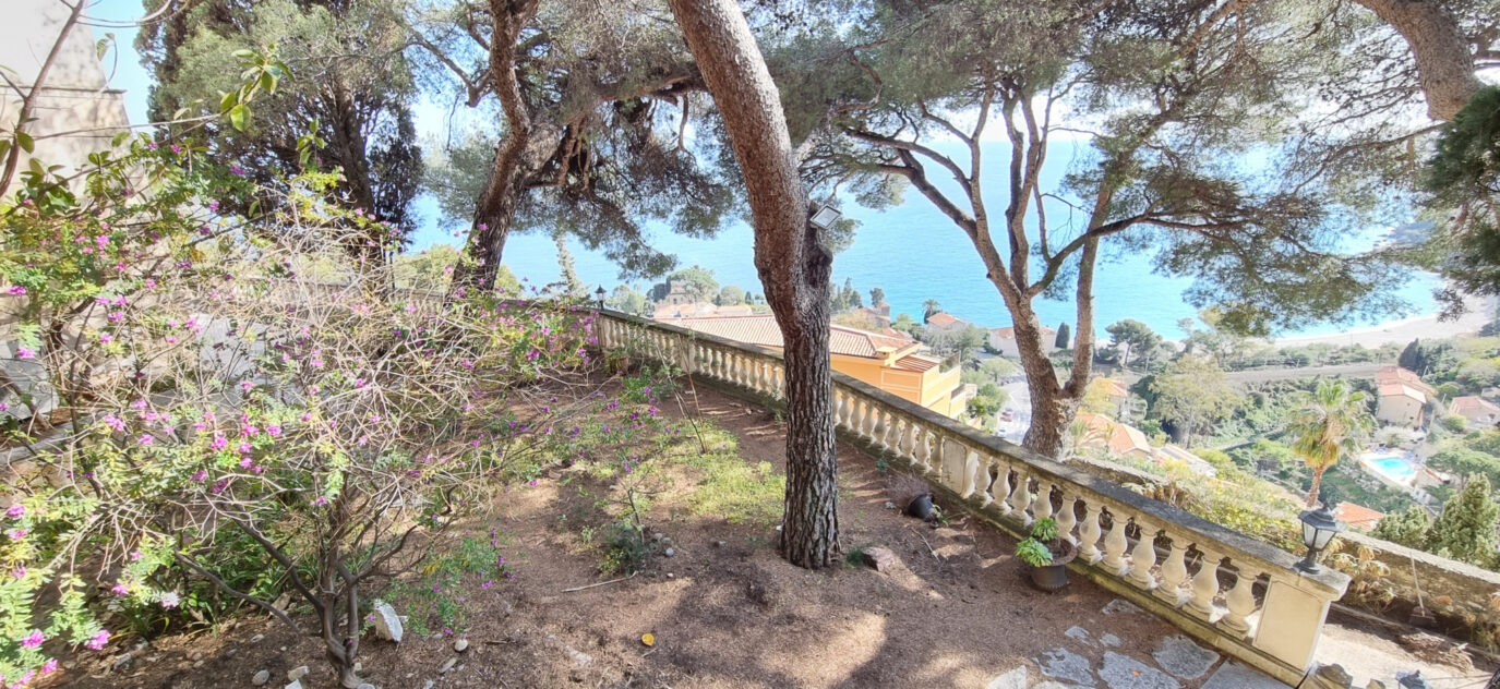 À Roquebrune-Cap-Martin (06), villa de 340m2 à acheter – 10 pièces – 6 chambres – 340 m²