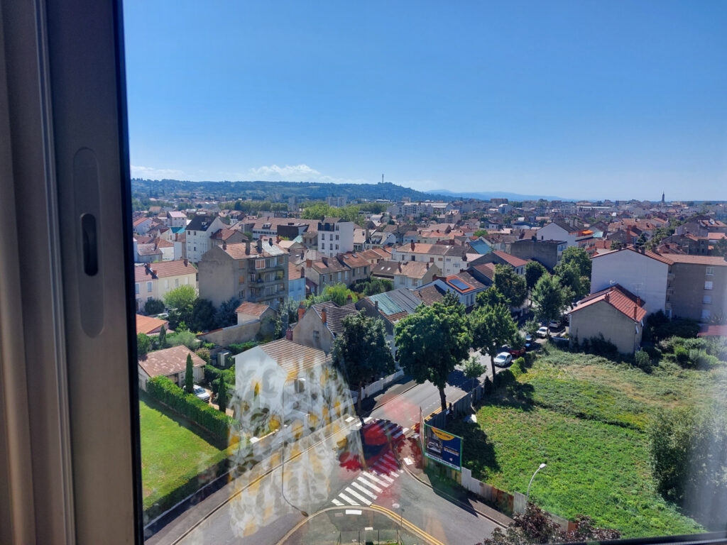 Appartement de 70 m2 au 9ème étage d’une belle résidence à V – 3 pièces – 2 chambres – 70 m²