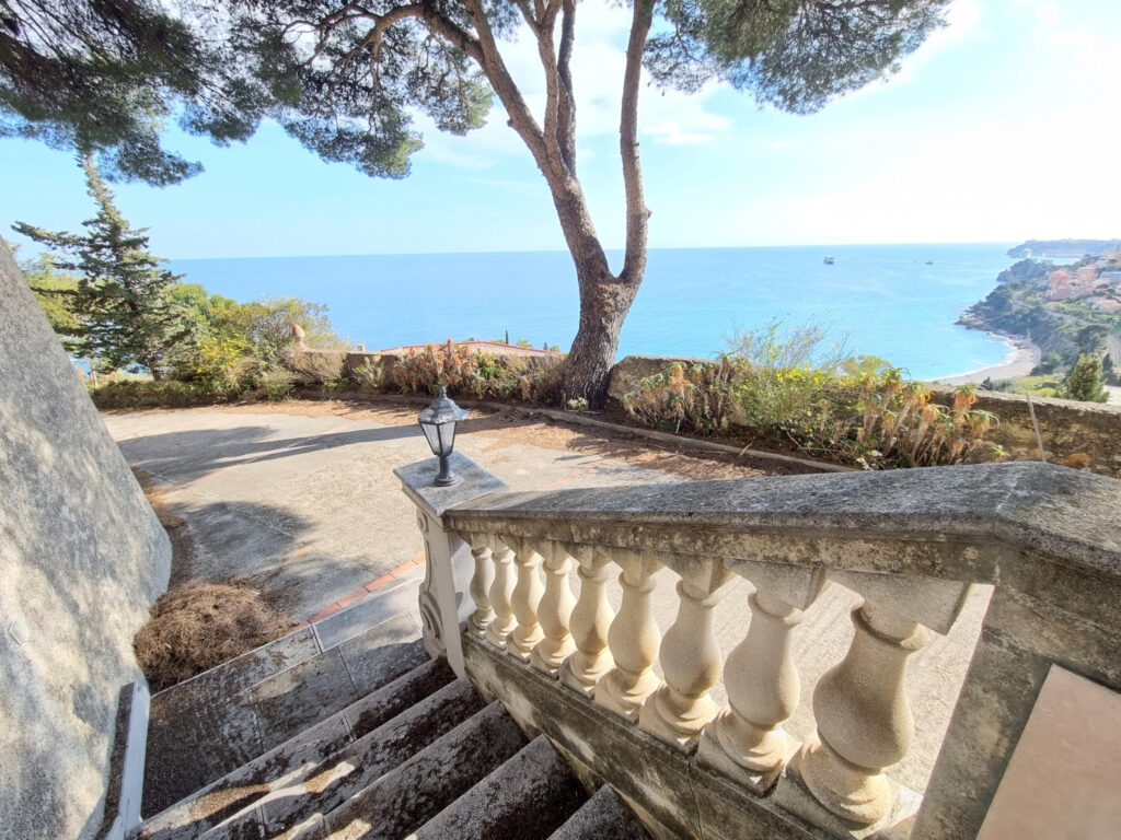 À Roquebrune-Cap-Martin (06), villa de 340m2 à acheter – 10 pièces – 6 chambres – 340 m²