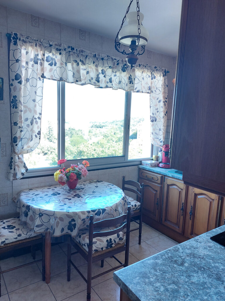 Appartement de 70 m2 au 9ème étage d’une belle résidence à V – 3 pièces – 2 chambres – 70 m²