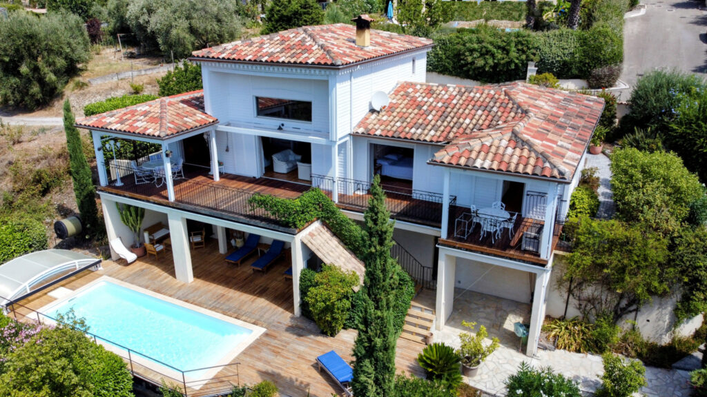 Au sud de Vence, maison de 145 m2 avec piscine en vente avec – 4 pièces – 2 chambres – 145.52 m²