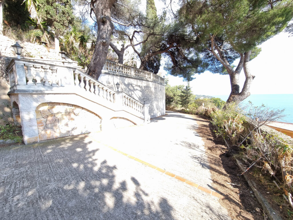 À Roquebrune-Cap-Martin (06), villa de 340m2 à acheter – 10 pièces – 6 chambres – 340 m²