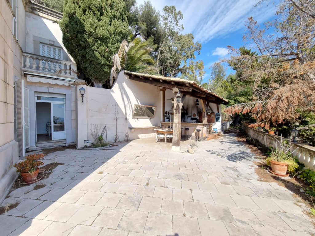 À Roquebrune-Cap-Martin (06), villa de 340m2 à acheter – 10 pièces – 6 chambres – 340 m²