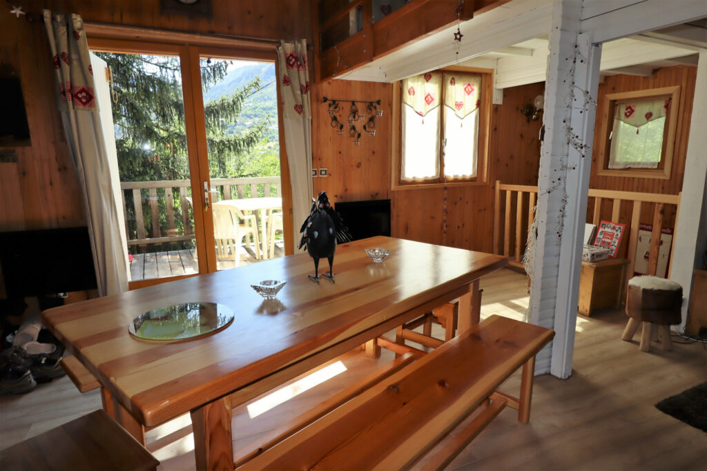 Chalet en bois au milieu des arbres – 5 pièces – 4 chambres – 75 m²