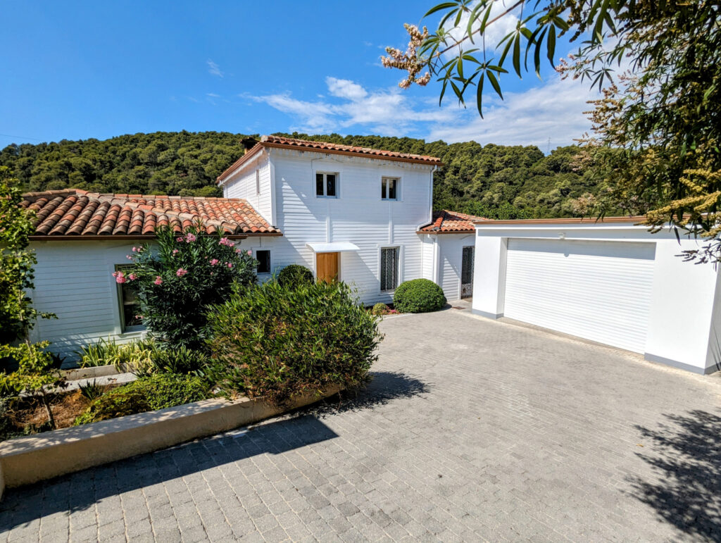 Au sud de Vence, maison de 145 m2 avec piscine en vente avec – 4 pièces – 2 chambres – 145.52 m²