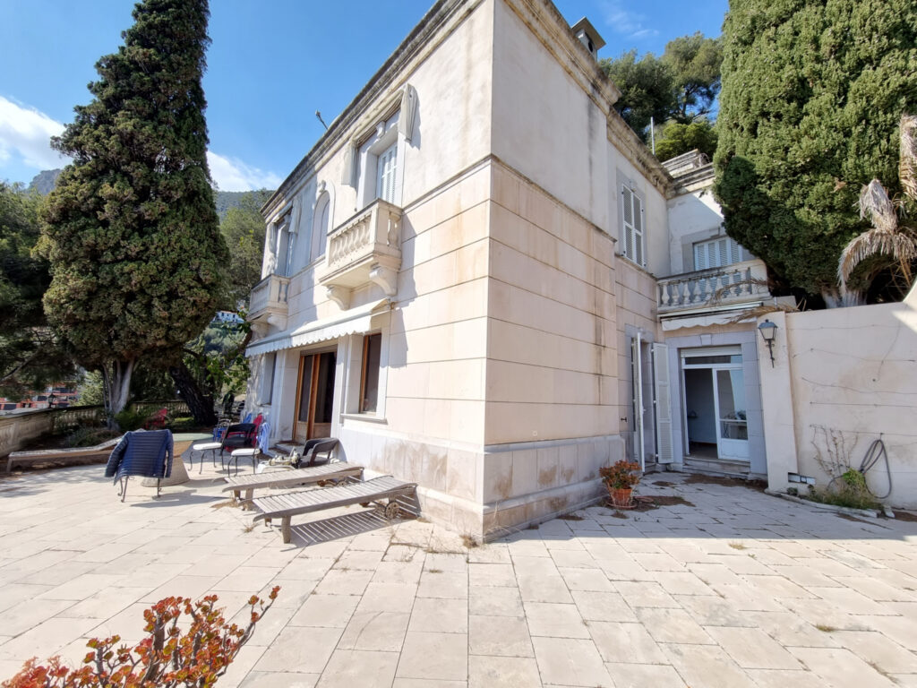 À Roquebrune-Cap-Martin (06), villa de 340m2 à acheter – 10 pièces – 6 chambres – 340 m²